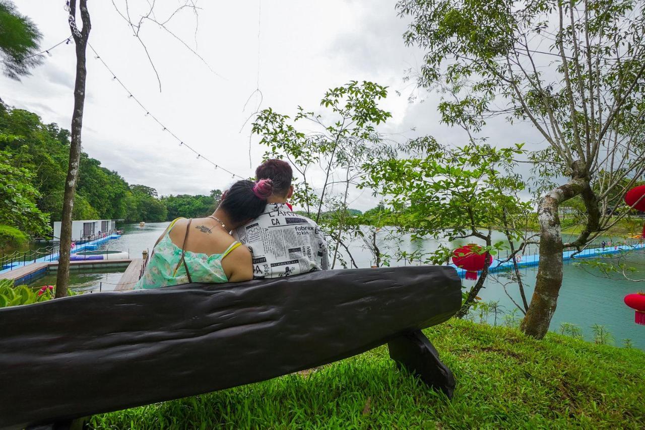 Roxy Tasik Biru Resort City Bau ภายนอก รูปภาพ