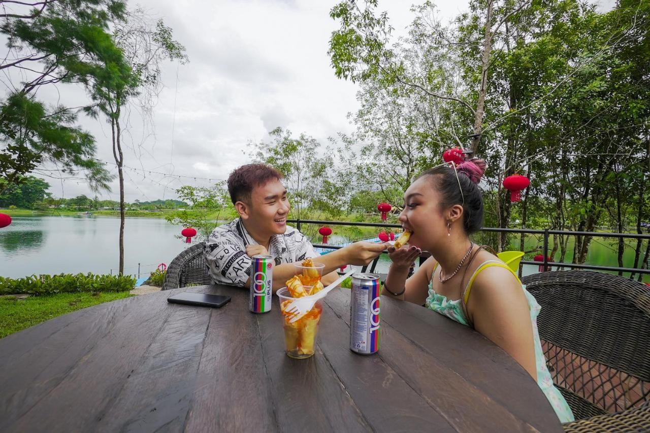 Roxy Tasik Biru Resort City Bau ภายนอก รูปภาพ