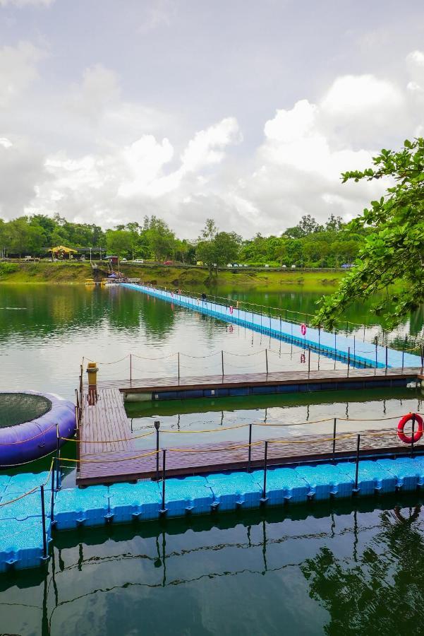 Roxy Tasik Biru Resort City Bau ภายนอก รูปภาพ