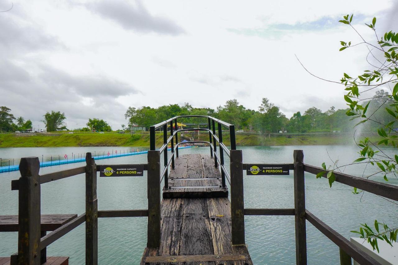 Roxy Tasik Biru Resort City Bau ภายนอก รูปภาพ