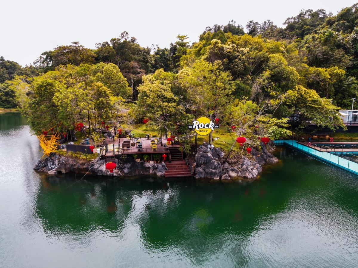 Roxy Tasik Biru Resort City Bau ภายนอก รูปภาพ