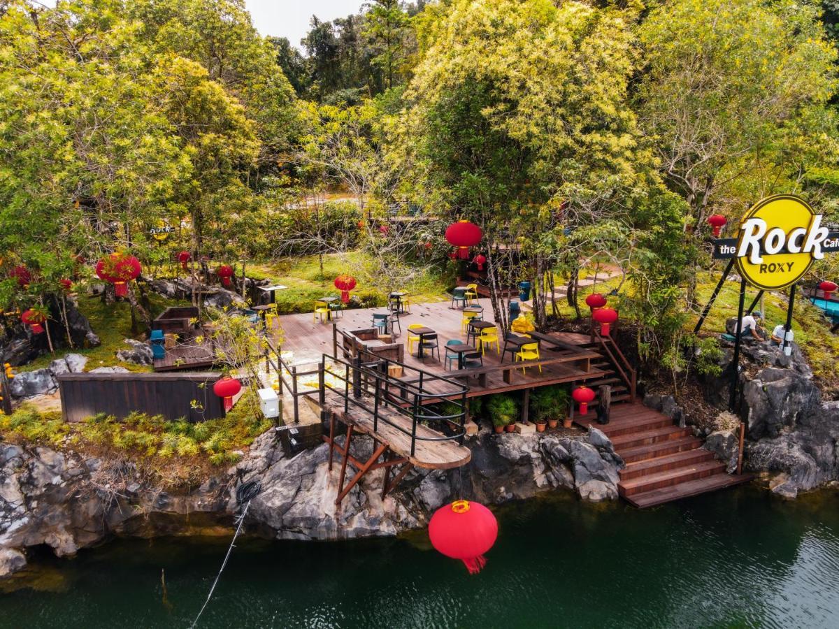 Roxy Tasik Biru Resort City Bau ภายนอก รูปภาพ