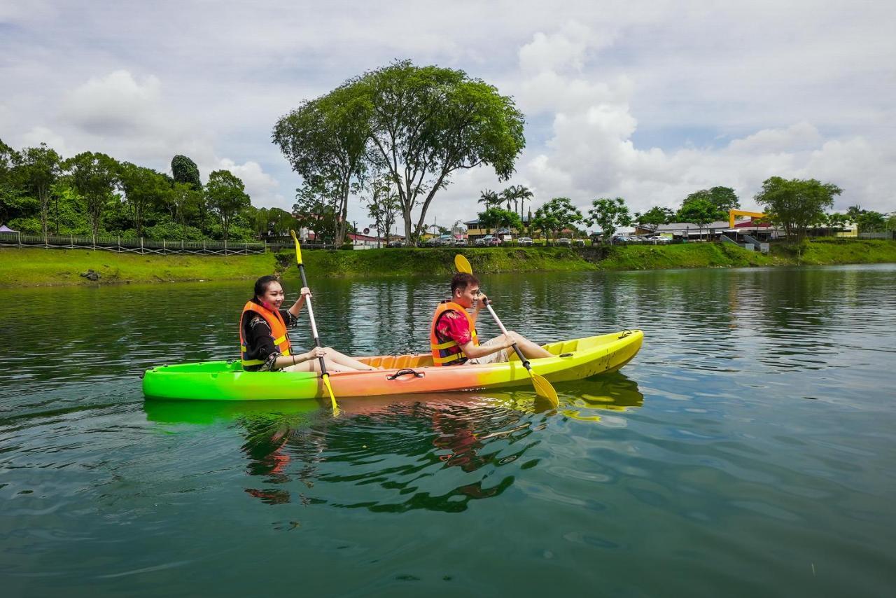Roxy Tasik Biru Resort City Bau ภายนอก รูปภาพ