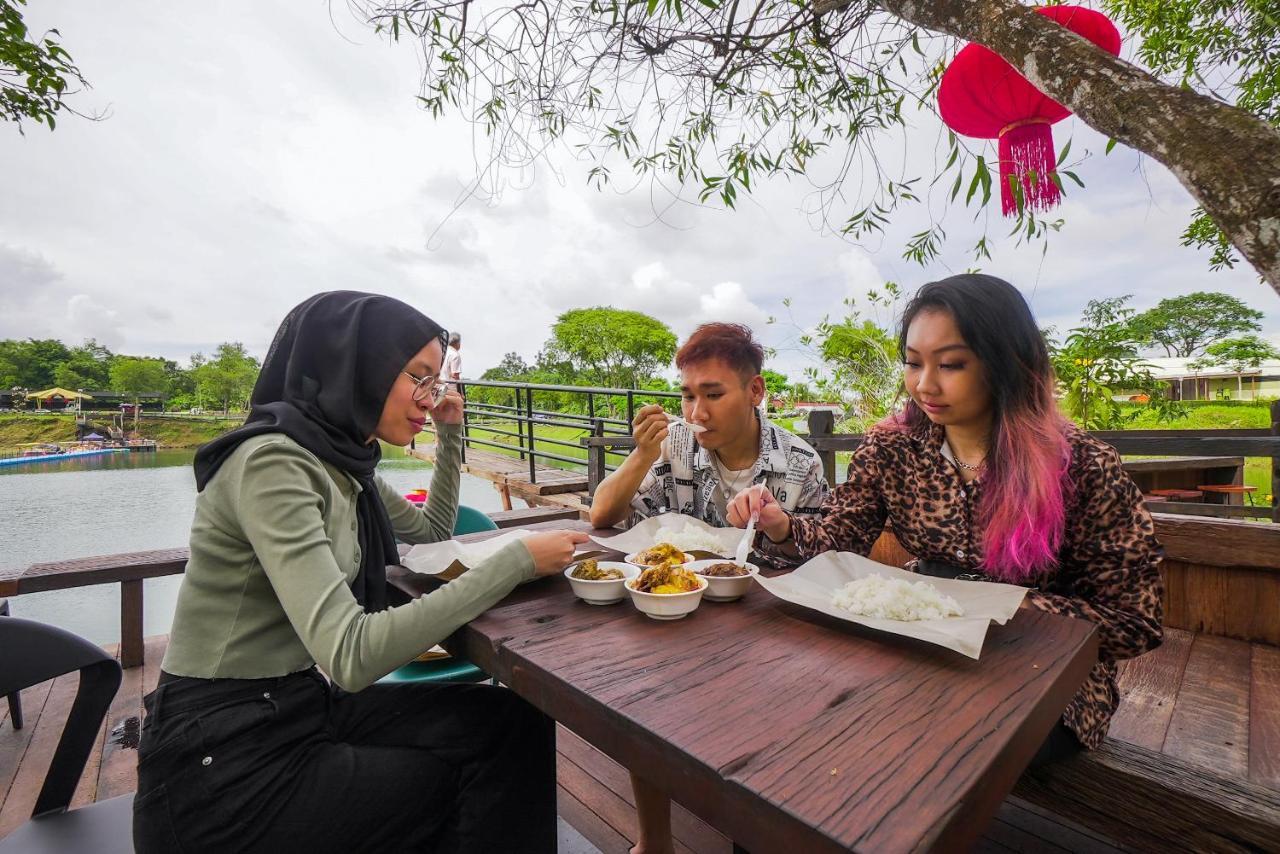 Roxy Tasik Biru Resort City Bau ภายนอก รูปภาพ