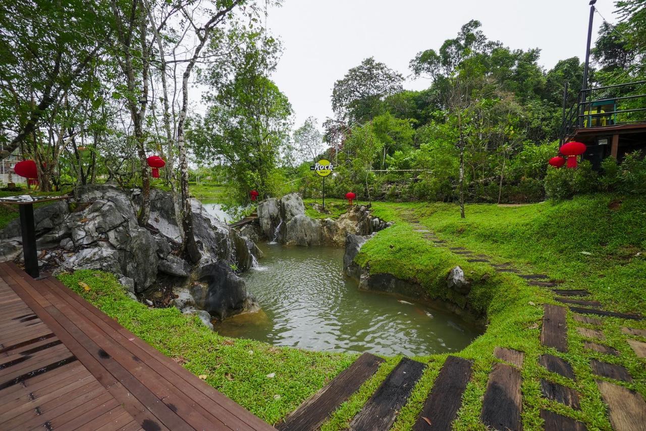 Roxy Tasik Biru Resort City Bau ภายนอก รูปภาพ