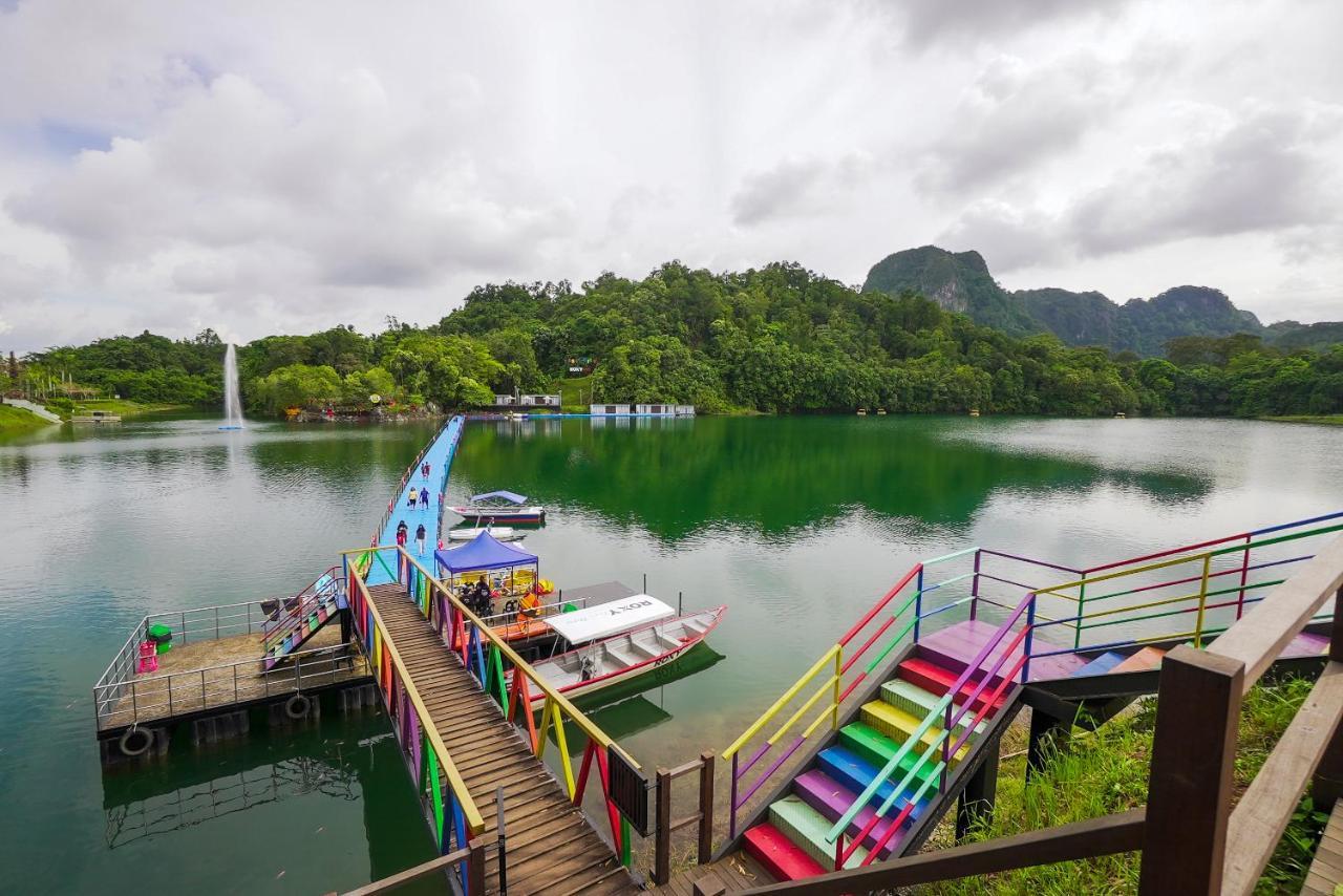 Roxy Tasik Biru Resort City Bau ภายนอก รูปภาพ
