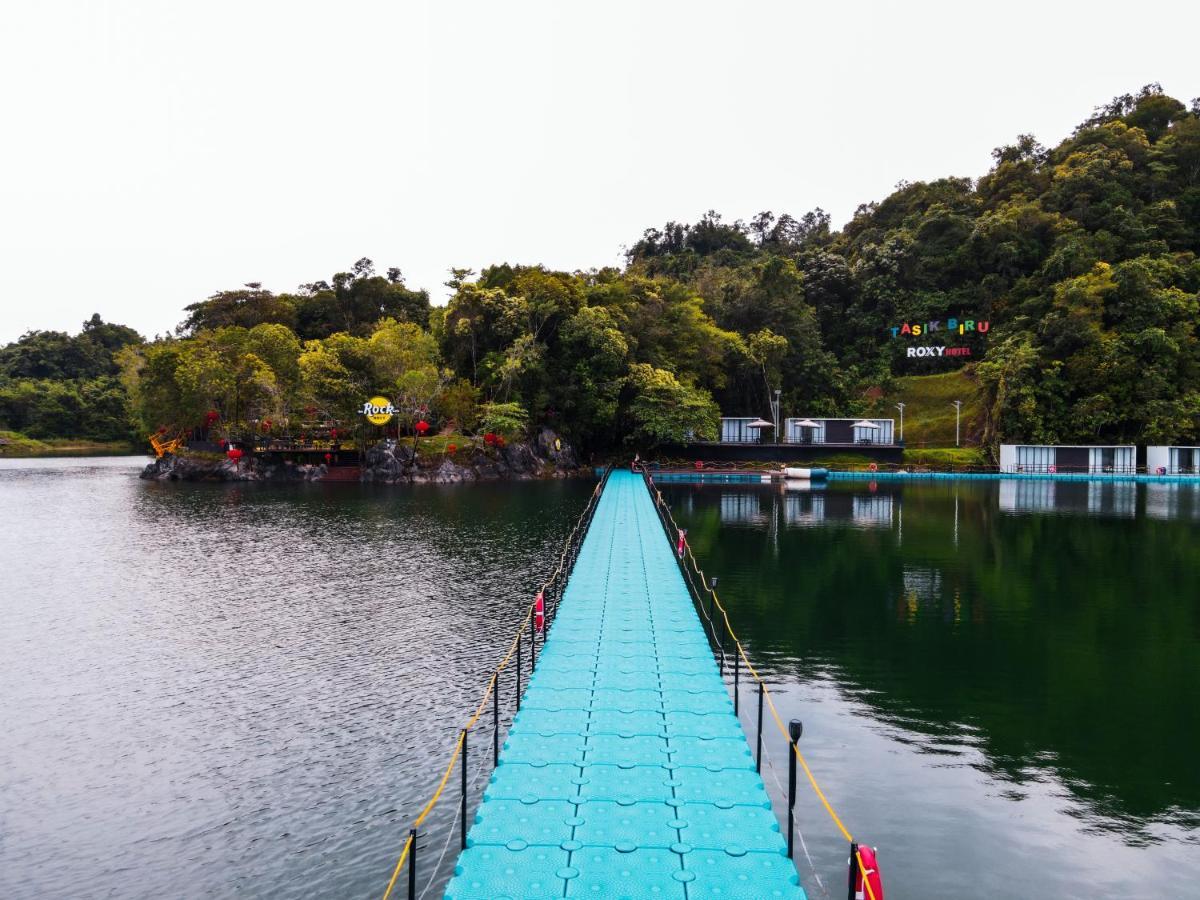Roxy Tasik Biru Resort City Bau ภายนอก รูปภาพ